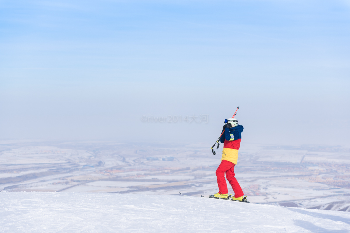 我国三大滑雪场，其中有一个在新疆，8条雪道可容纳1万人滑雪