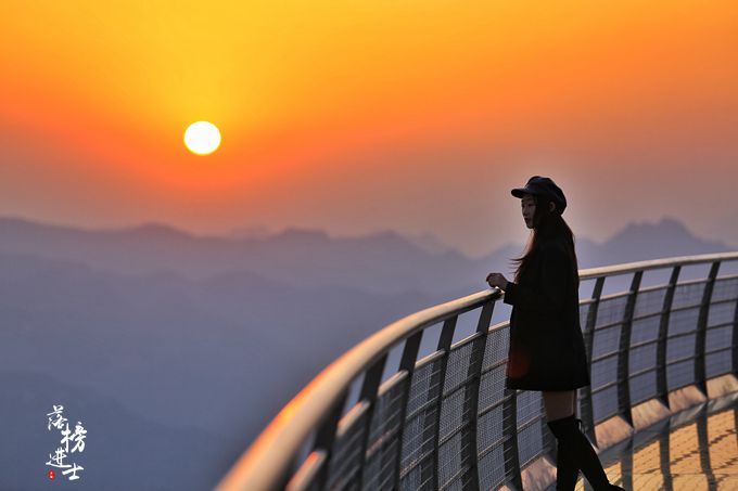 山东潭溪山有一座“齐鲁空中走廊”，走在其间如海市蜃楼，好梦幻