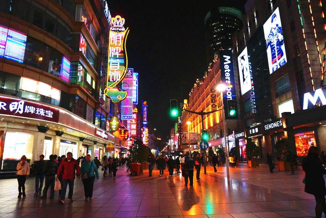 实拍上海过年景象，昔日最繁华的步行街南京路，如今游客寥寥无几