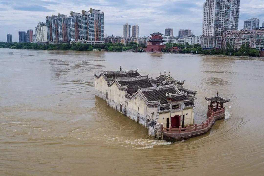 湖北鄂州有一座观音阁，不在陆地而在长江中心，屹立700年不倒