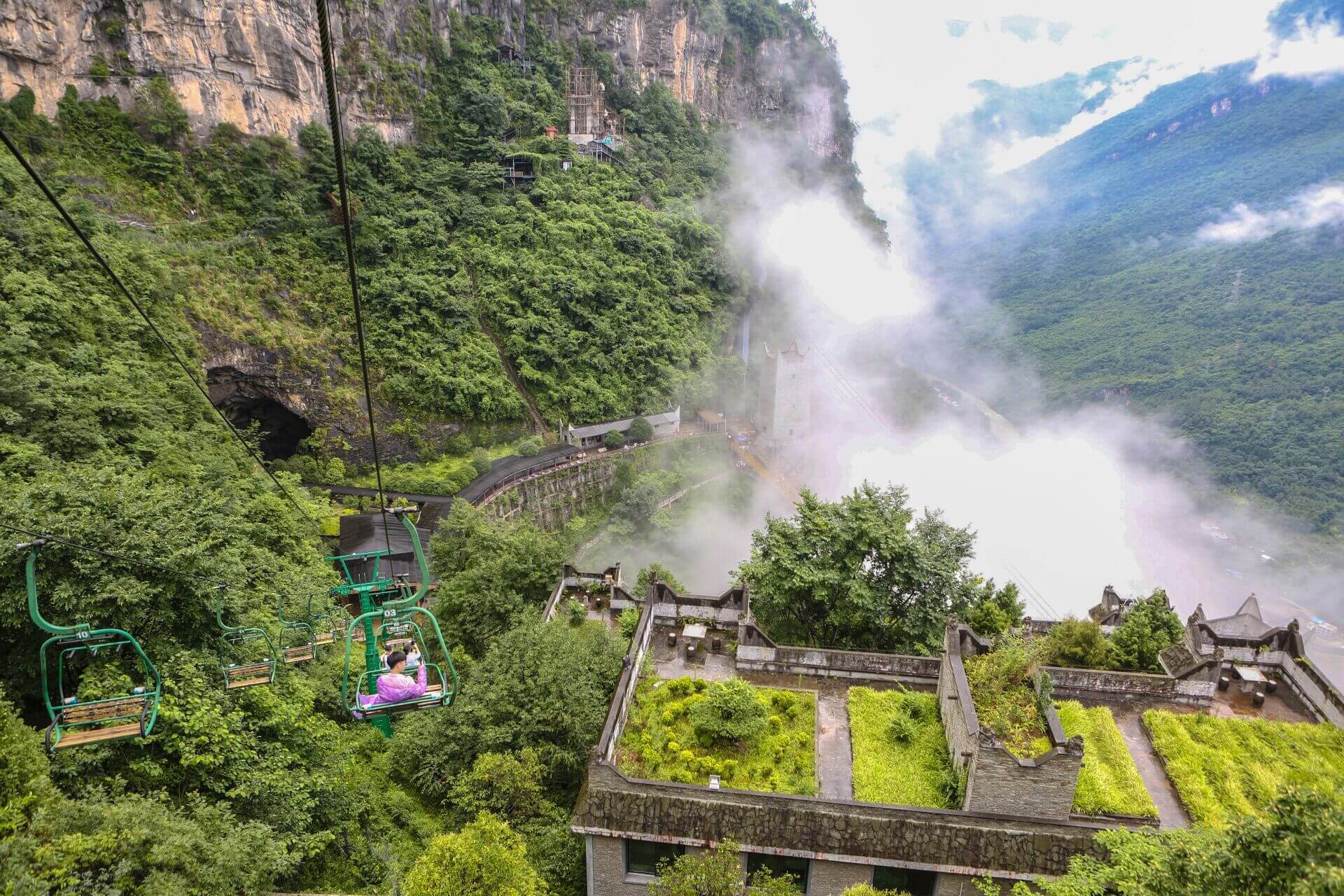 暑期清凉世界好去处，隐居山中过几天“云上的日子”