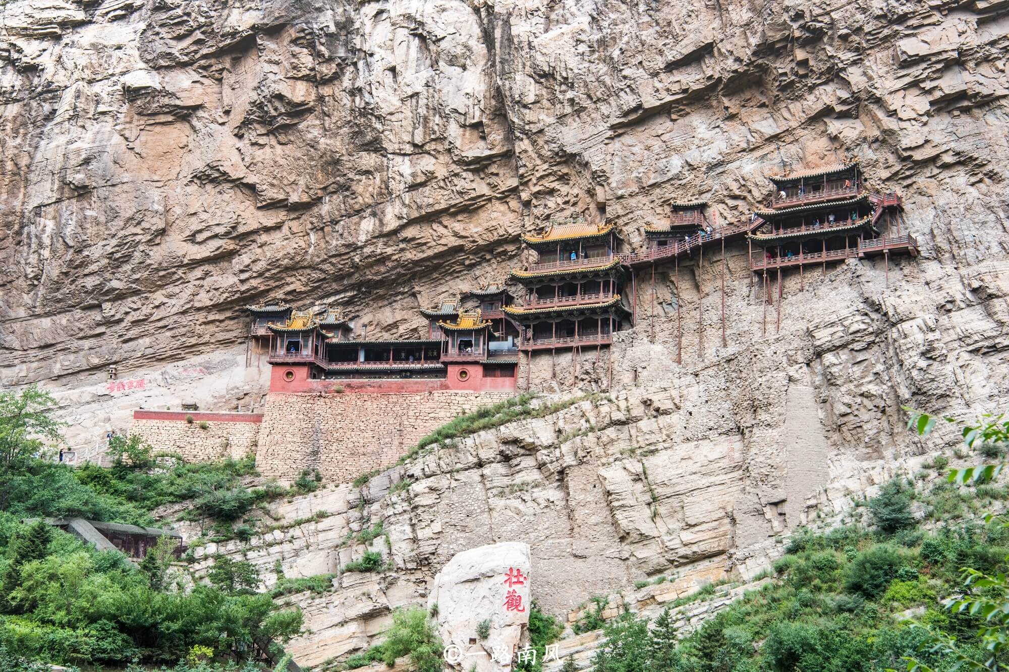 山西有座岌岌可危的寺庙，建在悬崖中间，其中一面仅用木条支撑