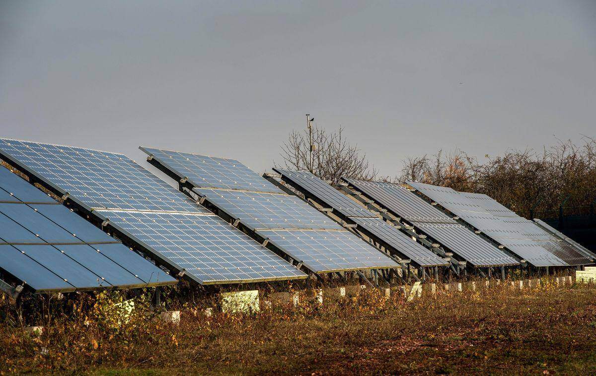 如果每个人都在屋顶上安装太阳能电池板，将会带来怎样的经济影响