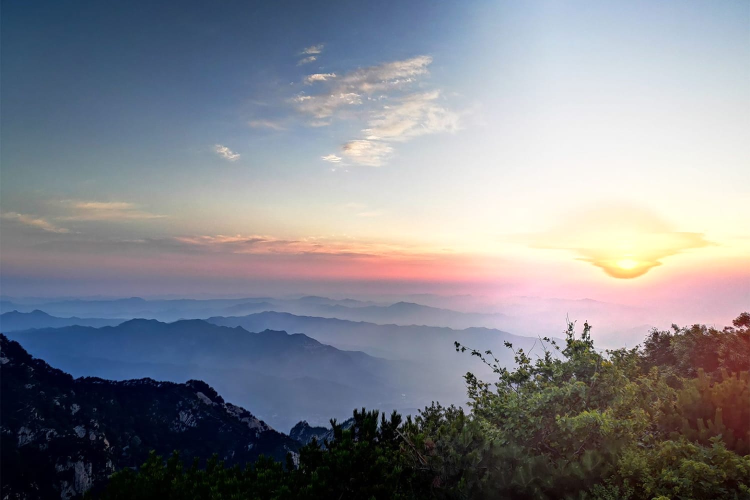 中国首个世界文化与自然双重遗产，不是黄山，被誉“天下第一山”