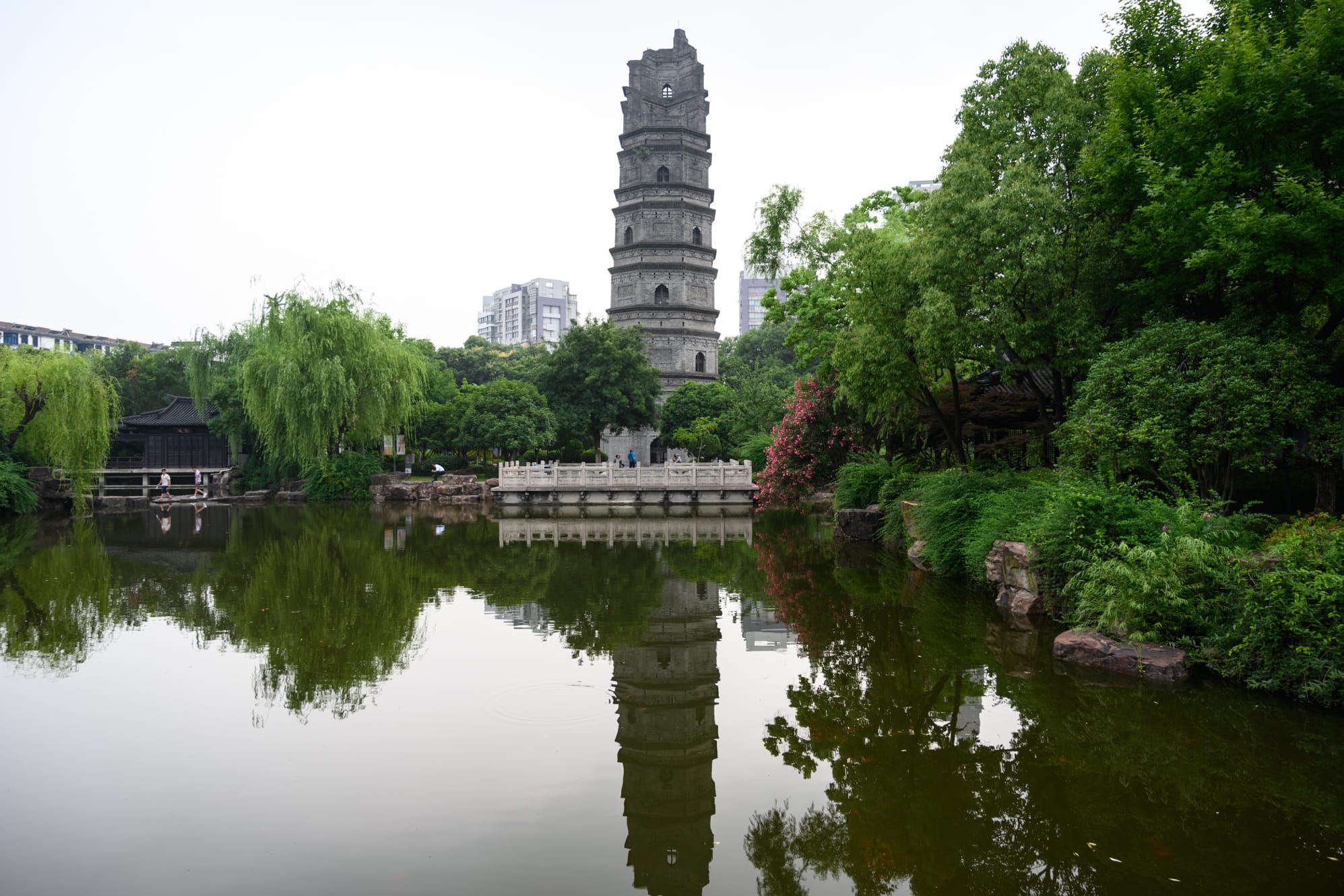 江苏“待遇最高”的古塔，迄今千余年历史，因它建了一座江南园林