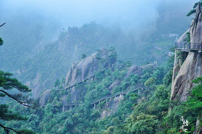 江西这座山风景如画，雾中似仙境，整座山仿佛一位秀发少女