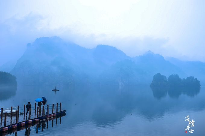 江西上饶有一条“小漓江”，这里烟雾缭绕，碧波万顷，宛如仙境