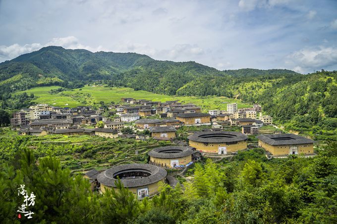 福建永定有中国最美的土楼群，经历600多年的风雨，依然完好如初