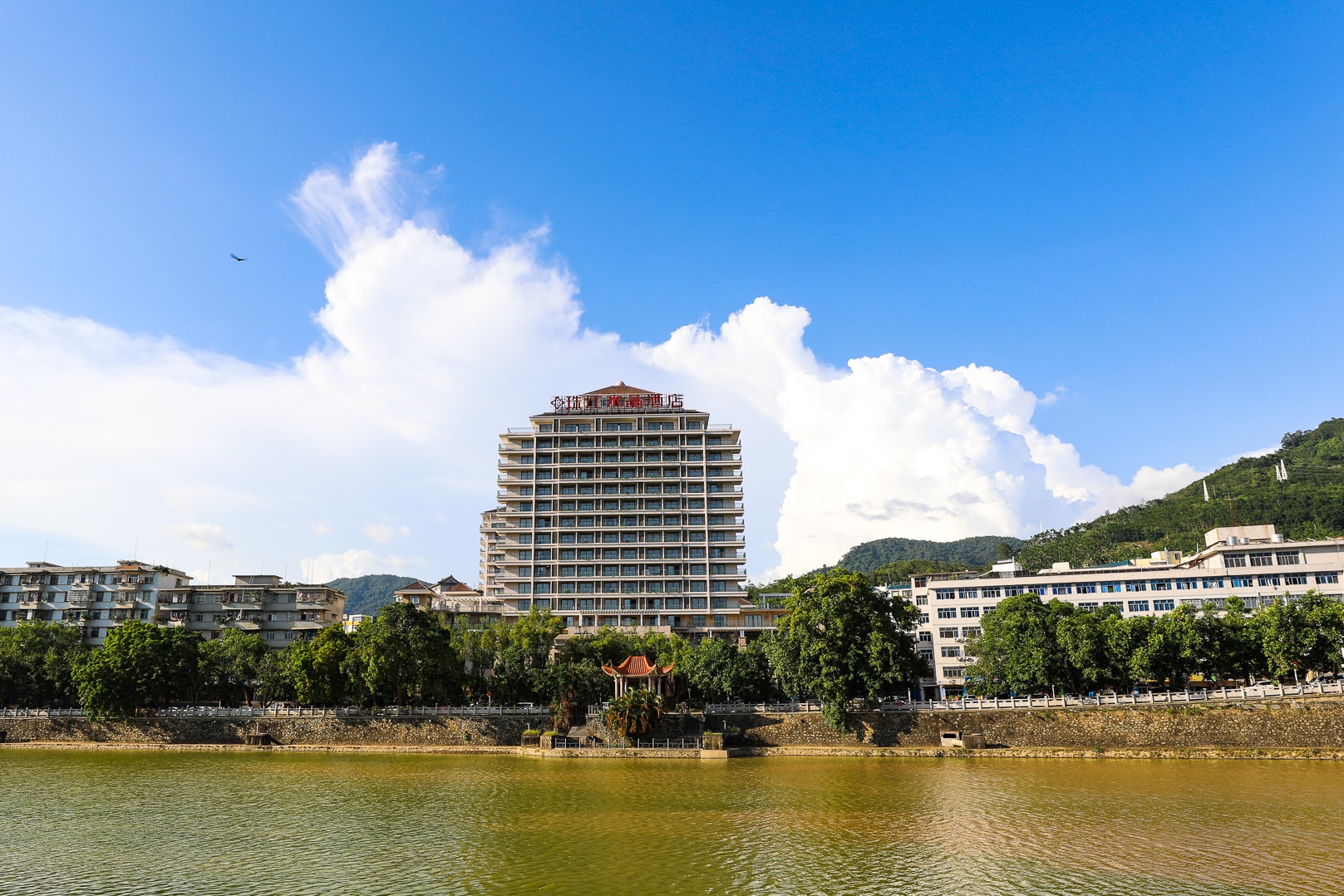 曾经是海南自治州首府所在地，外人人口众多，却因改名而家喻户晓