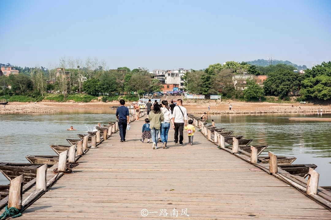 江西“最奇怪”的古桥，没有桥墩，机动车不能过，像条龙浮在水面