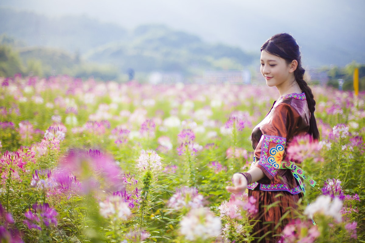 一个颜值爆表的千年古镇，四季拥有绝世美景，春天花海美成仙境