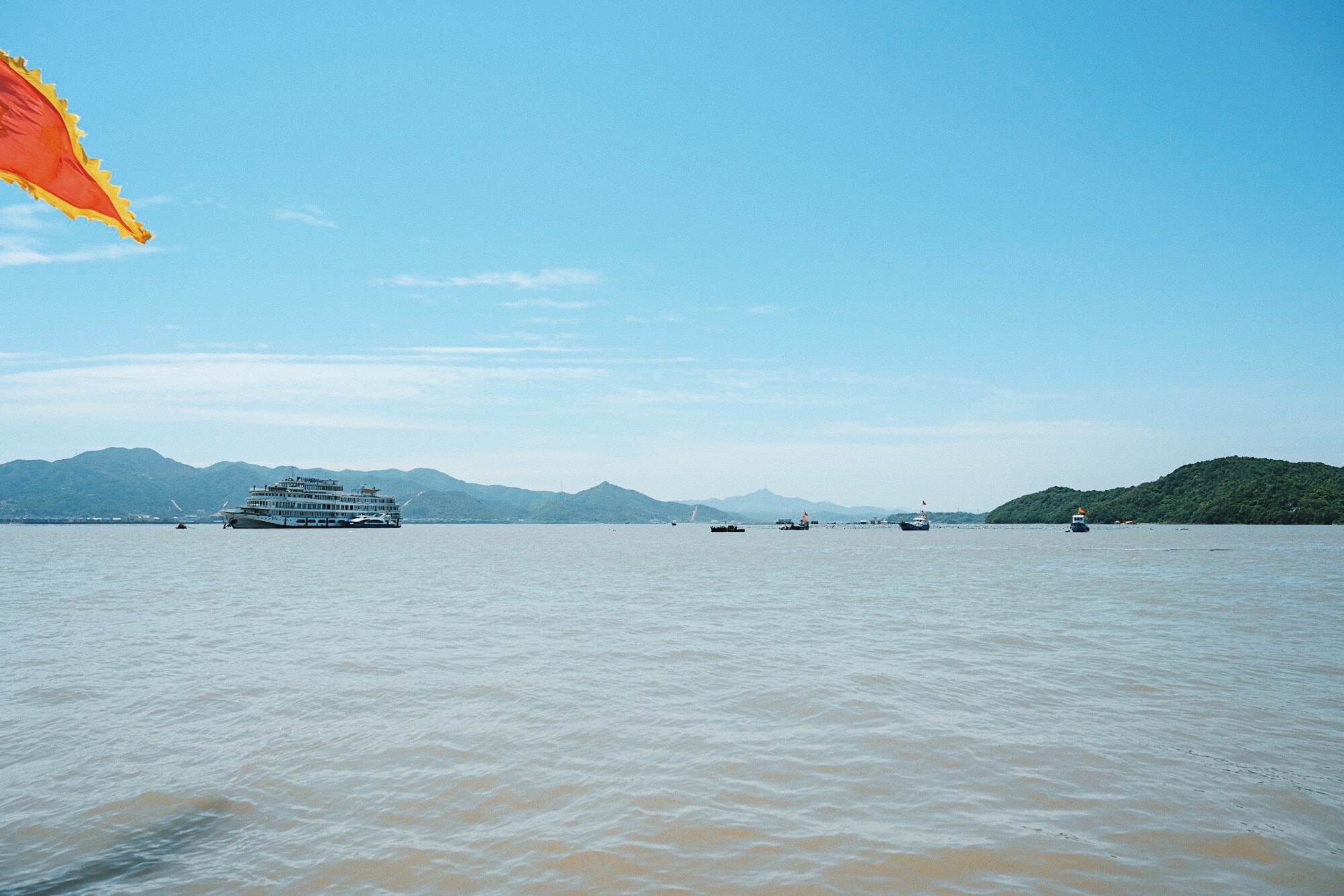 华东地区最平静的海湾，被誉为“海上千岛湖”，风景秀美游客不多