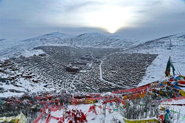 川西自驾：色达遇到一场大雪，兴奋的爬山拍照，寒冷却快乐着