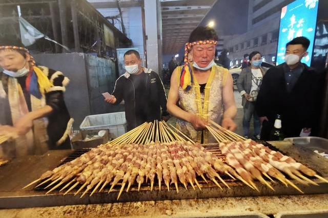 阜新夜市五一前开市火爆：吃货说已经等了三个月，也有人暗自担心