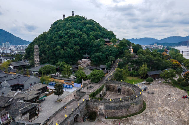 浙江临海被忽略的奇特景观，一山有四座古塔，最古老的至今千余年