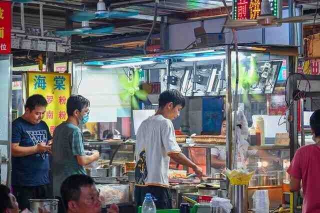 三亚“人气最旺的”夜市，去晚了就没位置，本地人比游客更爱去