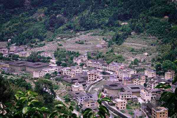 福建土楼多种多样，竟然还有条沟，里面全是好看的楼