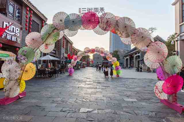 南宁市中心本来有个中山路美食街，又规划出三街两巷，看看怎么样