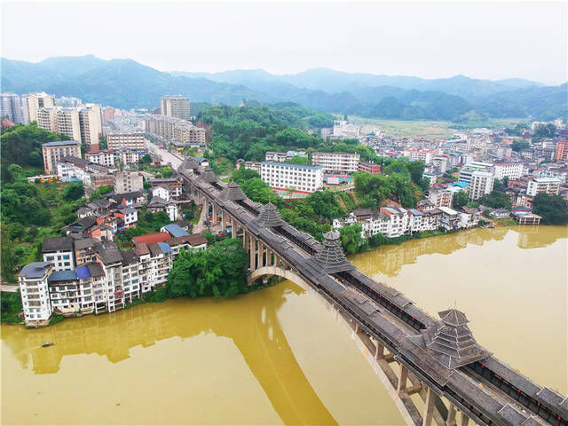 广西柳州这个县城拥有108座风雨桥，最长的383米，投资5000万建成